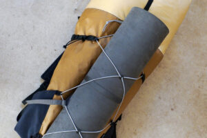 SOLITARY PACK背面ショックコードへのスリーピングパッド装着例