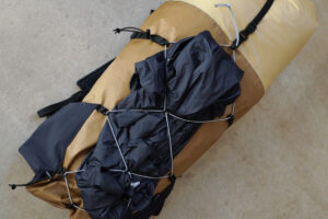 SOLITARY PACK 背面ショックコードへのウェア固定